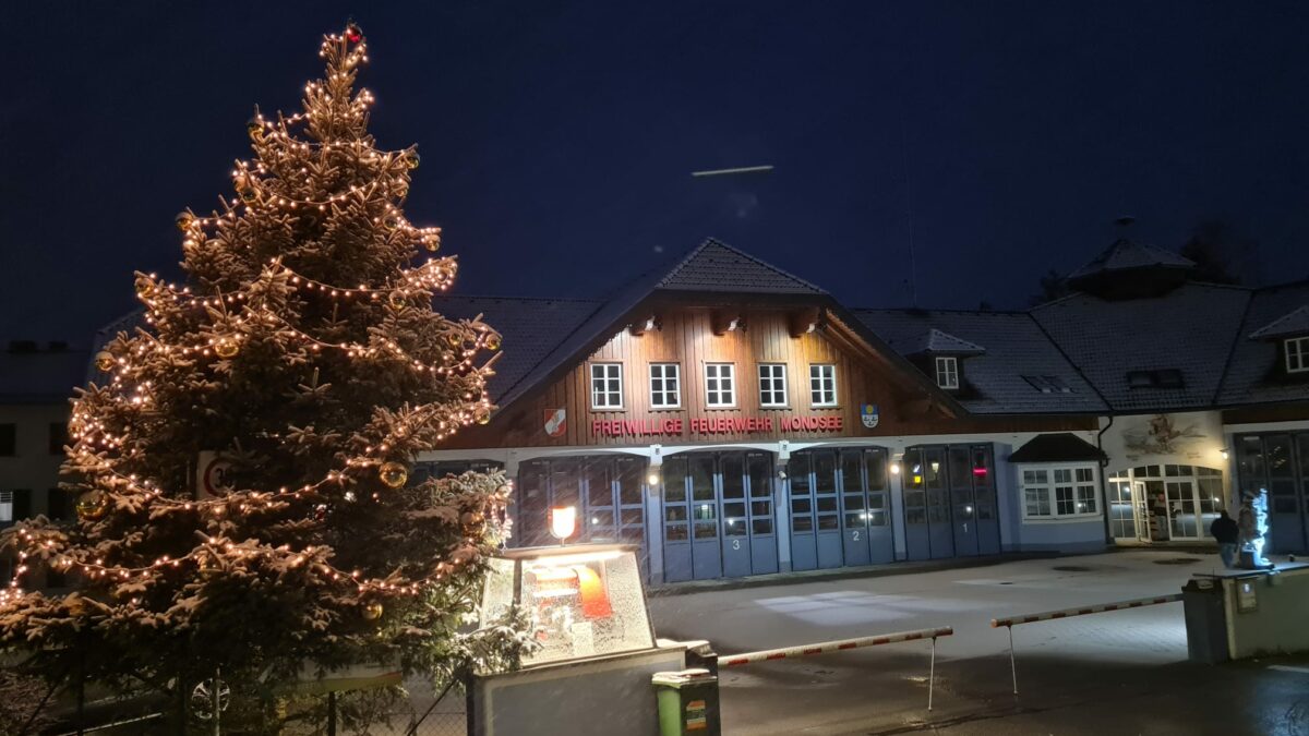 Weihnachtsbaum der Feuerwehr Mondsee. Steht bei der Einfahrt zum Feuerwehr Gelände. Der Baum ist beleuchtet.